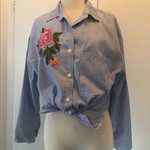 BEBE BUTTON DOWN DRESS SHIRT W/ ROSE EMBROIDERY 💐